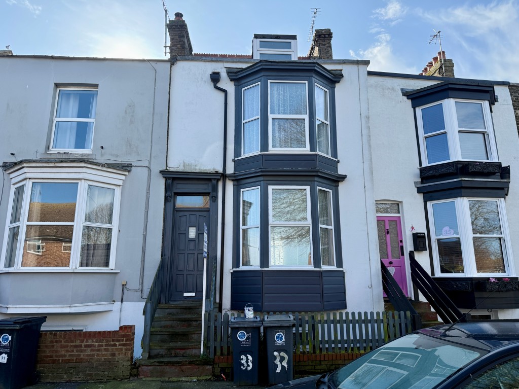 Lot: 34 - FOUR-BEDROOM HOUSE FOR IMPROVEMENT - Mid-terrace four storey house